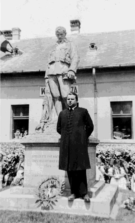 Fényképalbum Az interjúalany neve: A képen: Édesapám Fót 1940 Legidősebb (néhai) Édesapám, legidősebb lelkész a fóti Községháza előtt, a szobornál beszédet mond. A szobor az I.