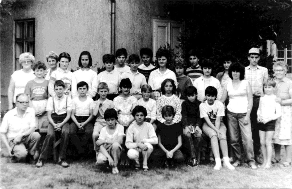 Kulcsfigura: Erdélyi gyerekcsoport a tápiószelei lelkészlakásnál Tápiószele 1980-as évek vége Erdélyi gyerekekkel Tápiószelén, jómagam a kép bal szélén guggolok, a gyerekek mellett.