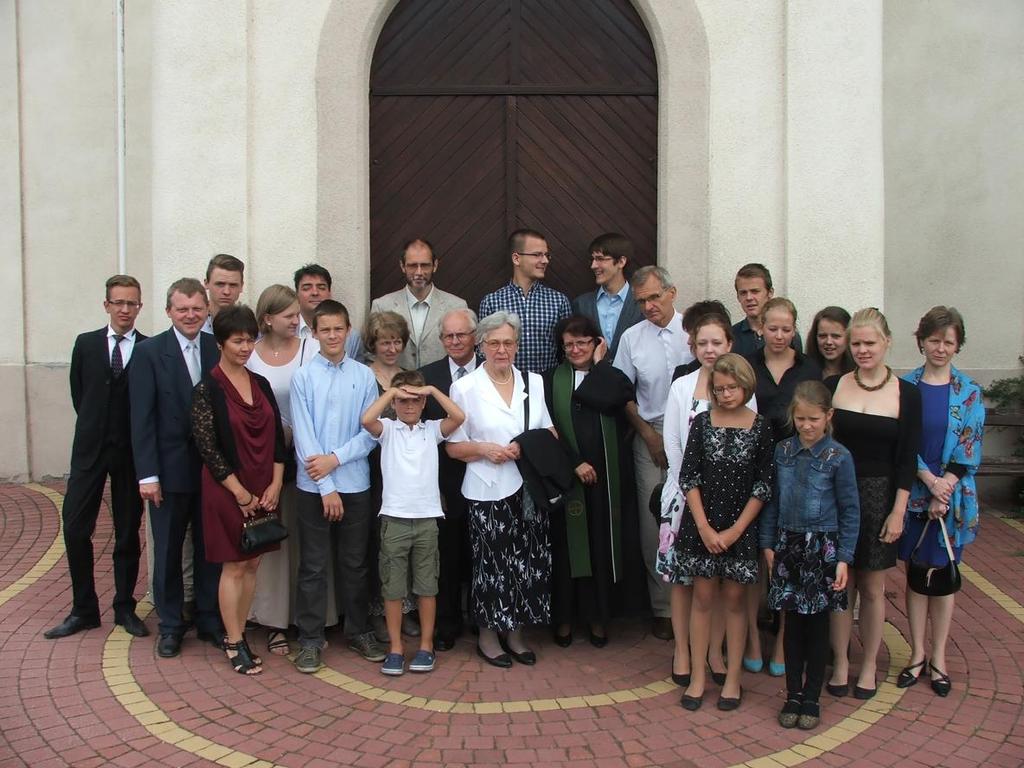 Kulcsfigurák: Aranymenyegzőnk Fót 2012, né Ittzés Erzsébet Családunk tagjaival négy gyermekünkkel, házastársukkal és az unokákkal, összesen 24-en együtt állunk a fóti templom előtt, házasságkötésünk