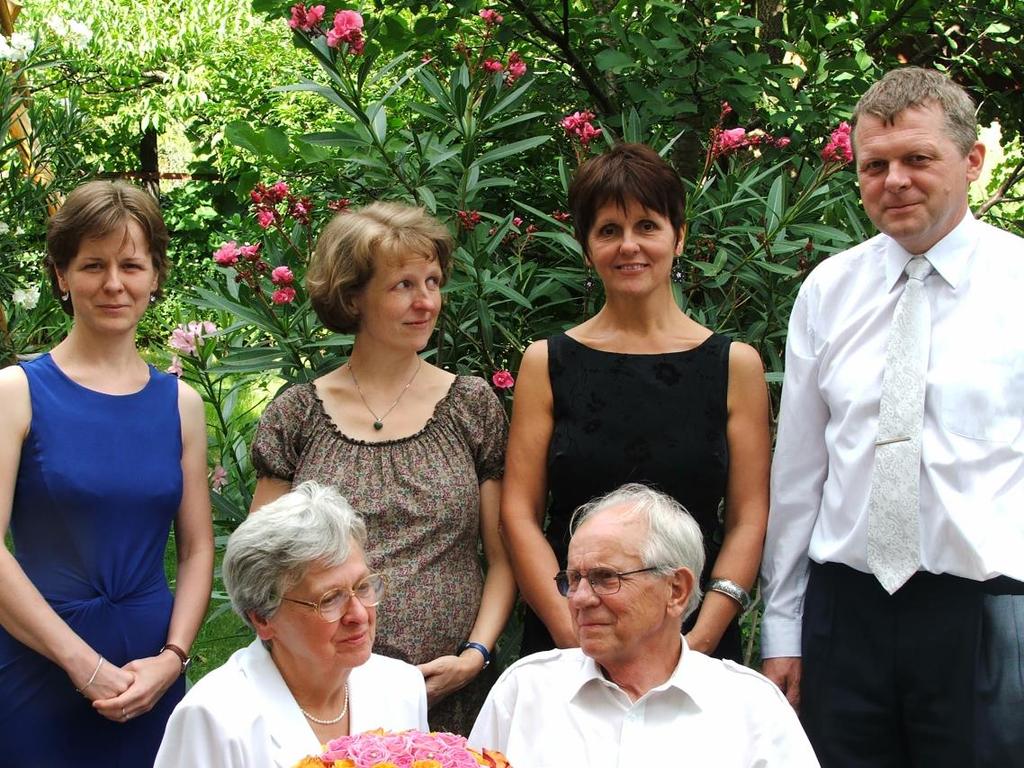 Kulcsfigurák: Aranylakodalmunkon négy gyermekünkkel Fót 2012 Zászkaliczky Borbála, Eszter, Zsuzsanna és Pál Gyermekeinkkel közös fénykép aranylakodalmunkon, Fóton, otthonunk kertjében.