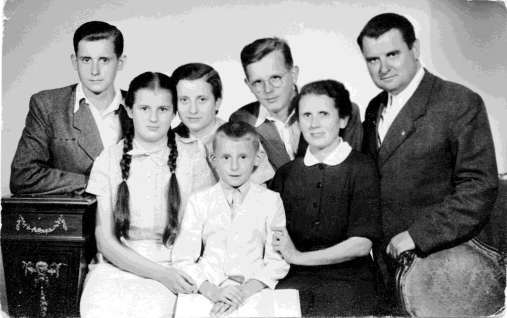 Kulcsfigurák: Családunk Fót 1954 Legidősebb (néhai) és né, Blaskovits Mária Édesapám, édesanyám és mi öten, gyerekek, 1954-ben, Fóton.