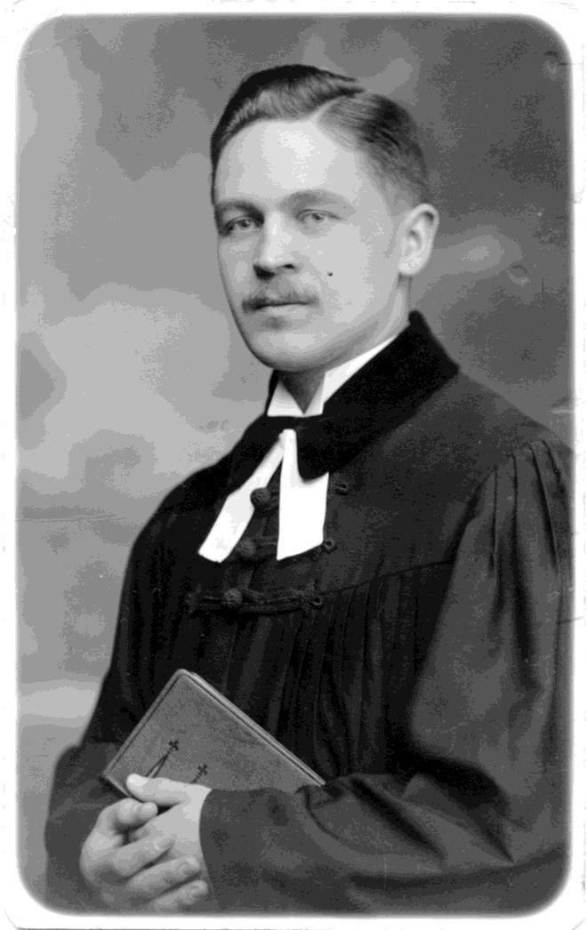 A képen: Ittzés Mihály Győr 1930 Ittzés Mihály Ittzés Mihály győri lelkész, feleségem, Ittzés Erzsébet édesapja. A képet édesapám hagyatékában találtuk, erről megismerkedésünk idején nem tudtunk.