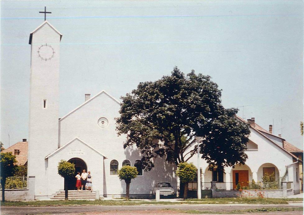 A mohácsi templom és az új parókia Mohács 1978 A lelkészlakás építése nagy munkával járt, melyben a legtöbb szervezési, sőt