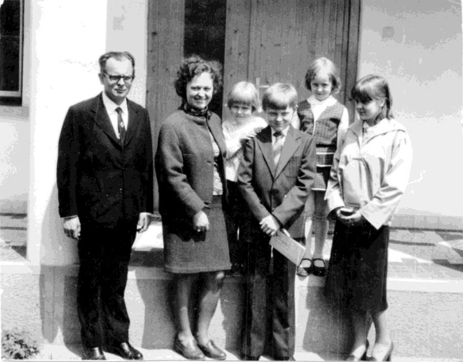 Kulcsfigura: Együtt a család a mohácsi parókia előtt Mohács 1979 Ifjabb 1979-ben került sor második gyermekünk, Pál konfirmációjára.