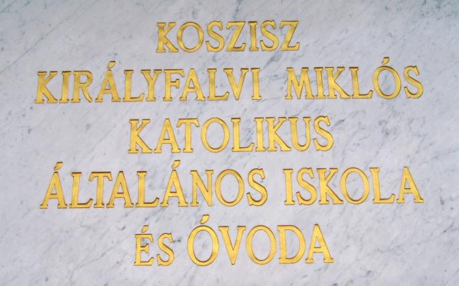 A falunk lakói a hitoktatásért, az erkölcsi nevelésért aggódtak, ezért akarták, hogy egyházi maradjon az iskola.