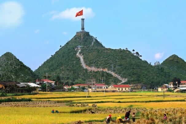 Az út során első Dong Van egyedülálló látványt nyújtó sziklafensíkján haladunk át Lung Cu, a Vietnam és Kína határán álló zászlótorony felé.