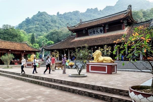 Hatalmas és szent épületkomplexum, a helyoldalban egymás fölé épült kapuk, lépcsők, kertek, szentélyek együttesével és egy gyönyörű buddhista sírkerttel.