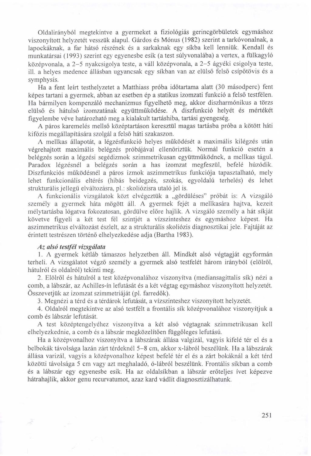 Oldalirányból megtekintve a gyermeket a fiziológiás gerincgörbületek egymáshoz viszonyított helyzetét vesszük alapul.