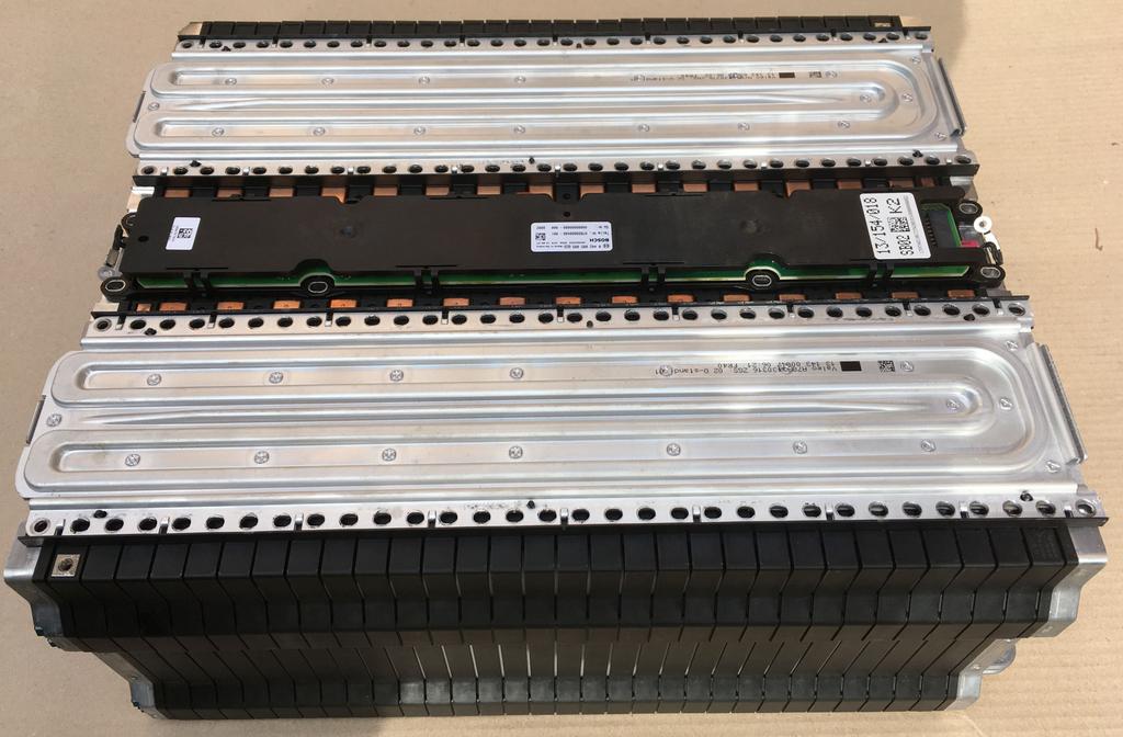 Az akkut javítani próbáló szerelıtıl tudom, hogy a 3. pakk 28. cellája ment tönkre annó; de mivel neki nem volt állítható labortápja, csak egy ~100V-os töltıje, a kb.