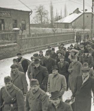 táborparancsnokságtól, illetve az őrök - től függően többnyire némi ellenszolgáltatásért tudtak élelmet vagy ruházatot bejuttatni a táborokba.