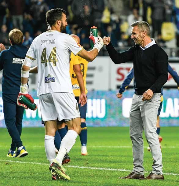 A SKÁS AKIA FC műsorfüzete. forduló, 08. október 0.