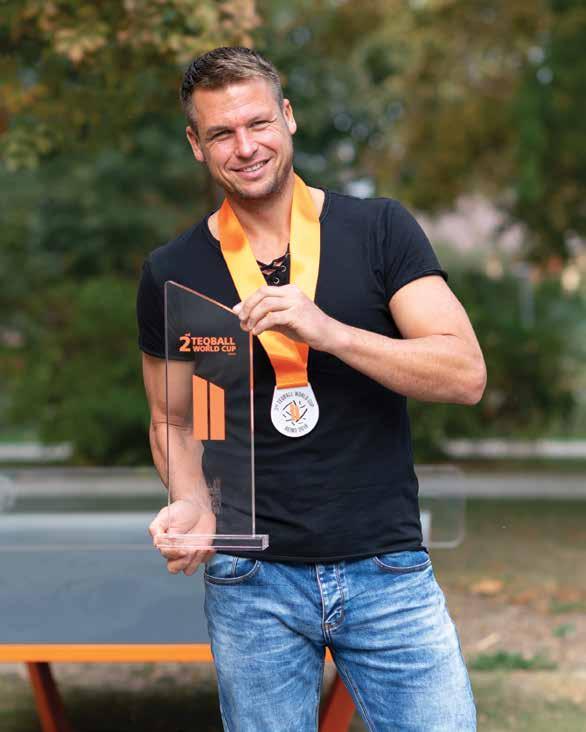 Világszínvonalon 6 ARANYOSAN CSILLOGÓ EZÜST Akadémiánk nevelőtanára, Sipos Árpád a hétvégén rendezett franciaországi teqballvilágbajnokságon második helyen zárt egyéniben.