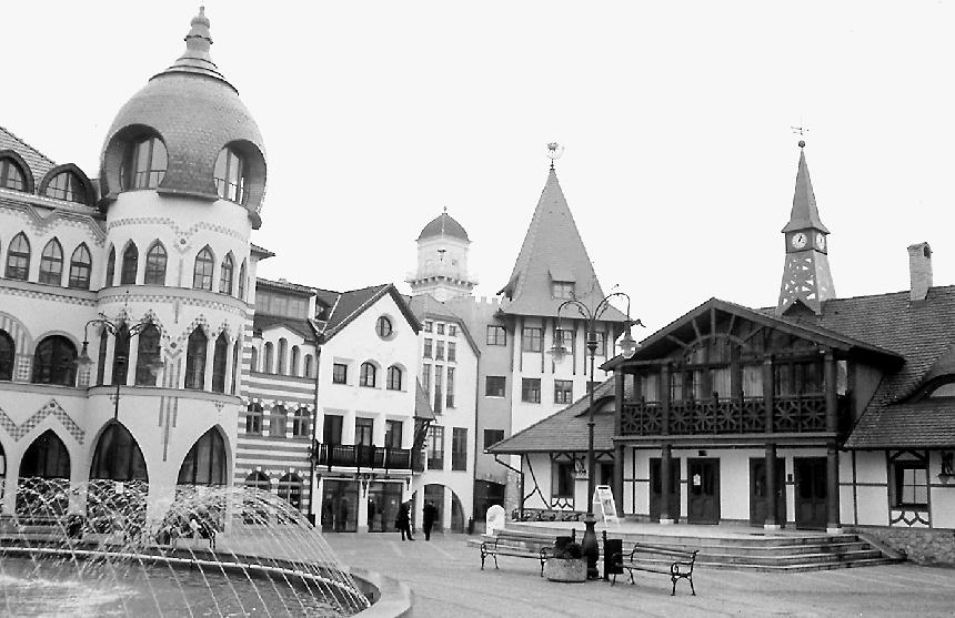 38 ELENA MANNOVÁ Eu ró pa tér Komárno (foto: Arne Mann) gyarok 1945 utáni diszkriminációjára való emlékezést szemrehányásként de - kódolják-e, mivel ez a tény hiányzott a szlovák történelemkönyvekbõl