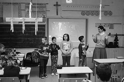 Az alkotás a tanárok, diákok és szülők közös munkáját dicsérte. A betlehem állításával egyetemben az első négy évfolyamban elkezdődtek a karácsonyi előadások próbái.