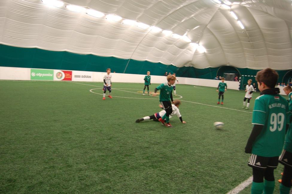 2005/2006-ban születettek December 16-ra az U12-es csapatunkkal beneveztünk a Hidegkút SC Sátras Kupájára, és ha már ott voltunk tornagyőzelemmel zártuk az évet. Minden mérkőzésünket megnyertük.