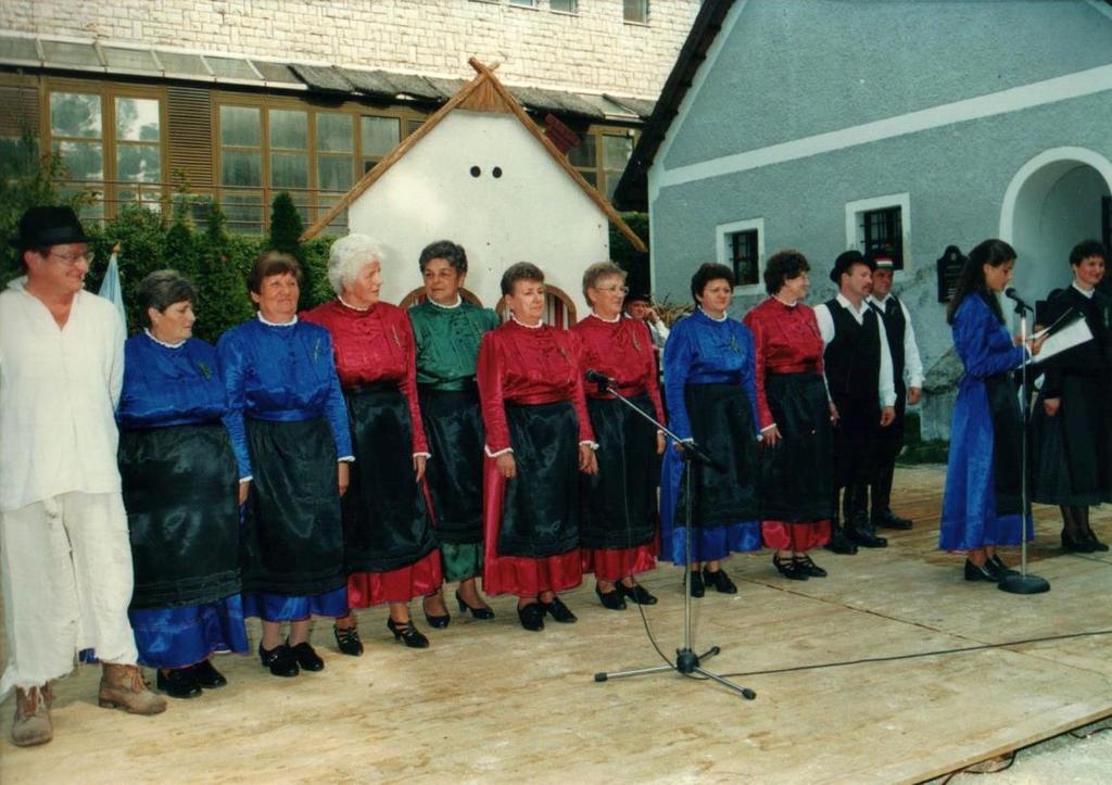 Unsere Wurzeln című rendezvénysorozaton Veszprémben a múzeumnál A kórus tagja a Magyarországi Német Ének-, Zene, Tánckarok Tanácsának (Landesrat) is, amely egy országos civil német nemzetiségi