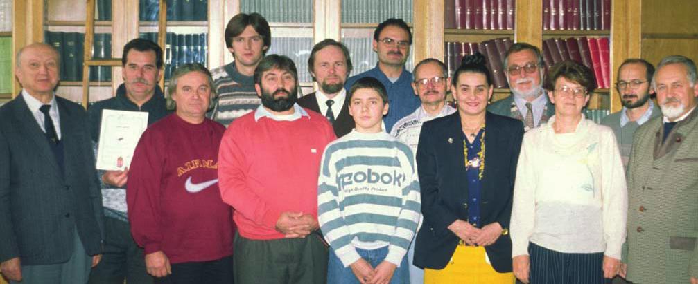 Az ehhez szükséges ismeretek oktatására az EMSzE 1998-től alapfokú gyűjtői tanfolyamokat szervez. Később elindult a középfokú termesztői tanfolyam is.