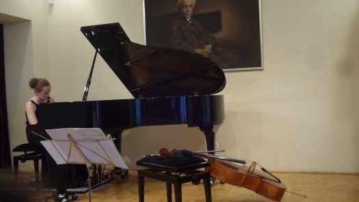 Gonda Katalin a Chopin darab előadása közben Buskó András: előterjeszti a határozati javaslatot, mely szerint: 1. Budapest Főváros XVII.