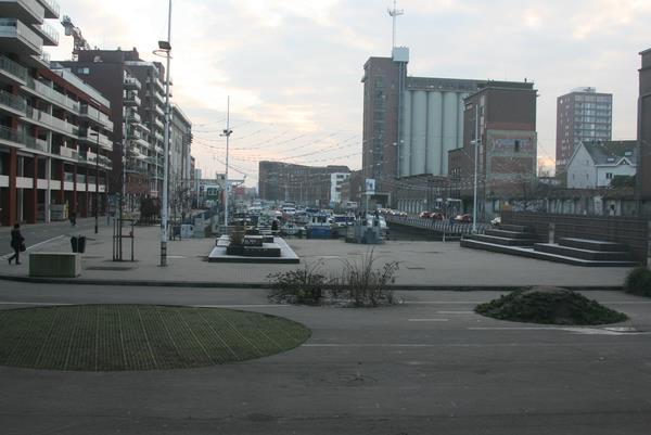 Irigylésre méltó, hogy Belgiumban működhet vendéglátóhely egy régi lakóház 70 cm széles falépcsőn megközelíthető emeletén; hogy itt a kerékpárosok és a hölgyek is