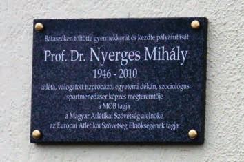.41 SILIRPÁ.5102 SPORT Egy őszinte tiszteletadás December 3-án régi tervünk vált valóra, végre felavathattuk Nyerges Mihály emléktábláját a Vicze János Városi Sportpályán.