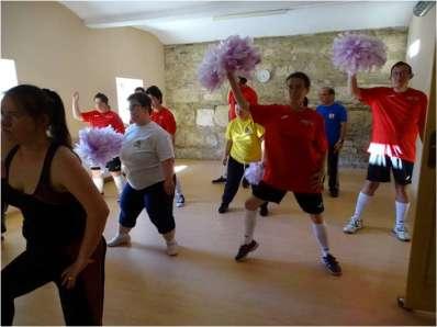 Miért jó a zumba? A zumba Az egyszerű, könnyen utánozható gyakorlatokkal kezdődik. Ahogy a csoport halad előre, a résztvevők egyre nehezebb gyakorlatokat képesek leutánozni.