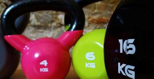 A kettlebell Ezt a mozgásformát gyakorolhatjuk egyedül edző segítségével illetve csoportban is. Testünk erősebb lesz, csúcsformába kerül. Reggel fitten ébredünk, kiegyensúlyozottabbak leszünk.
