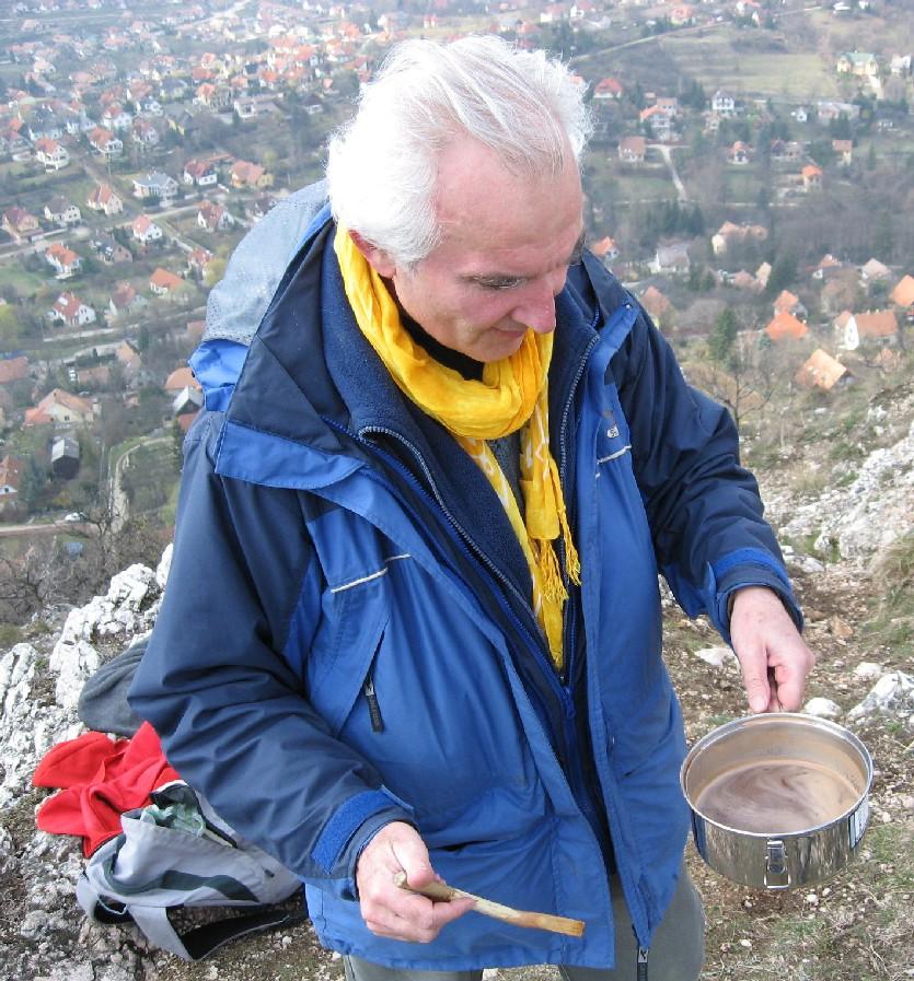 forralt borral kínálta kirándulótársait is.