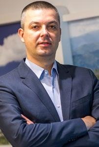 Executive Master diplomu, u oblasti računovodstva i finansija, stekla je na Roterdamskoj školi menadžmenta, Erasmus Univerzitetu 2013 godine. U Crnogorskom Telekomu je od 2009. godine. U periodu od 2009.