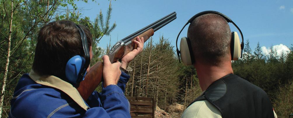 OUTDOOR PROGRAMOK SARLÓSPUSZTA, ÉLMÉNYLÖVÉSZET, KORONGLÖVÉSZET A koronglövészet az aktív pihenés és kikapcsolódás kitűnő lehetősége mellett, alkalmat nyújt az önfegyelem gyakorlására, az egyén