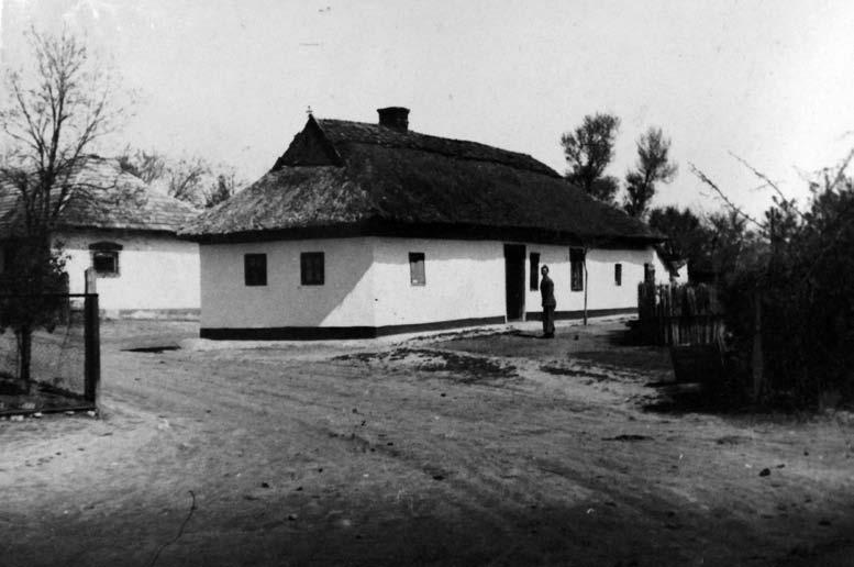 Gyufát, evőeszközöket, éles szerszámokat tartottak rajta, hogy a gyerekek kezébe ne kerüljön. 6./ A falak anyaga vályogtégla, sár és pelyva. A meszelés mésszel és budai földel történt.