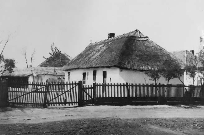 Népi építkezés A lakóház A község hagyományosan épített lakóháztípusa a szarufás, kontytetős, elöl füstylukas oromzatú, háromsejtű, szabadkéményes, boglyakemencés ház.
