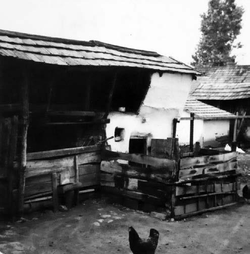 Gyűjtésünk idején még 60-70 zsúptetejű ház volt a faluban, 1900 körül néhány házat zsindellyel, 1910 táján pedig több házat terméspalával fedtek. A tornác a jómódúaknál a XIX.