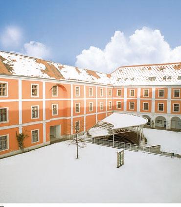 eisenerzi városnézés (hetente 1 alkalommal, a helyszíni kiírás szerint, előzetes bejelentkezés szükséges) Hochsteiermark kártya* számos ingyenes szolgáltatással és kedvezménnyel (a időtartamára