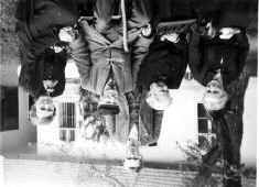 1920-ban A nyolc unoka a Koronka-ház udvarán
