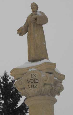 A barokkos vonalvezetésű íves lezárású fejezeten áll szent Ferenc. Az állítás dátumát az oszlopfőn címerpajzs keretezi. Intézkedési javaslat: Térképző szerepe, műszaki állapota megőrzendő. 1.3.