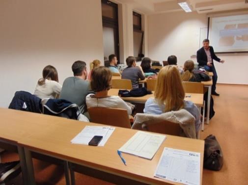 szeptember 28-án egy 3 órás tréning keretében Szakkollégiumi tagjaink alapszintű és eszközös újraélesztési tanfolyamon vettek részt Ivánkovits László mentőtiszt, szegedi SBO alkalmazott irányításával.