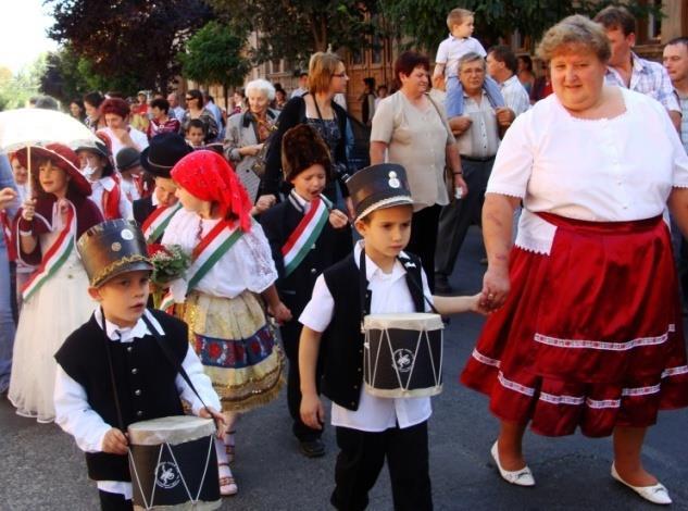 ) csak itt új tartalommal bővülnek ki, továbbá azok, amelyek a hétköznapok népszokásőrző tevékenységeit visszatérő jelképekkel, cselekvésekkel ünnepivé emelik.