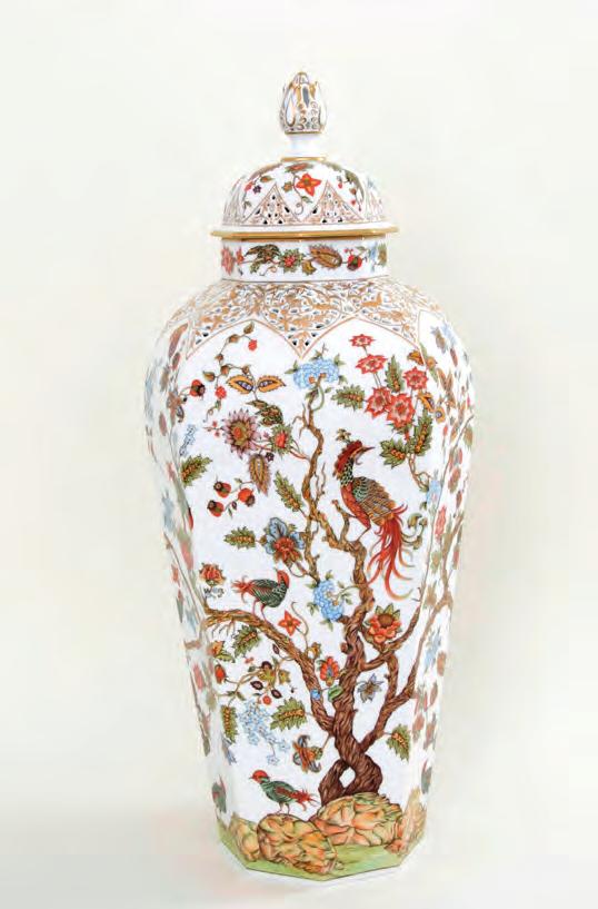 Limited edition Pattern: SP870 Limited edition: 25 pcs. GOBELIN Vase 06576092 665 mm 250 mm 250 mm Ornamental vase An exceptional masterpiece from the Herend workshops!