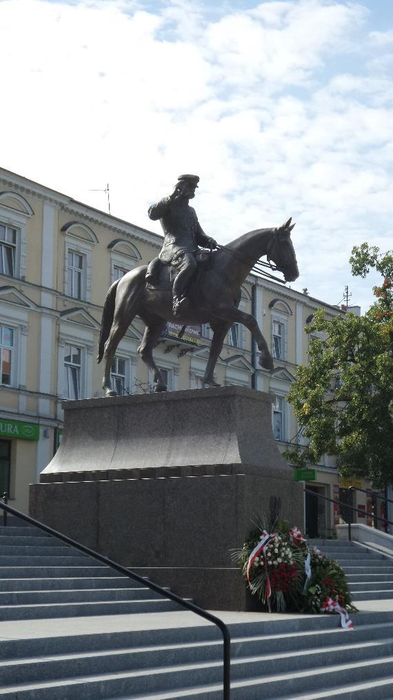 ) lengyel államférfi, marsall, tábornagy, a Második Lengyel Köztársaság első államfője (1918 1922). Piłsudski az 1926 1935 közötti tekintélyuralmi rendszer irányítója, a hadsereg vezetője.