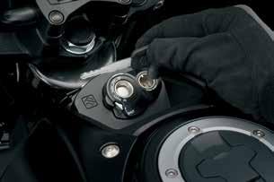 Informatív LCD-s műszerfal A Suzuki GSX-S125 egy modern és sokfunkciós LCD kijelzővel rendelkezik, amely mellett az irányjelző, az üres fokozat, az országúti fényszóró, a