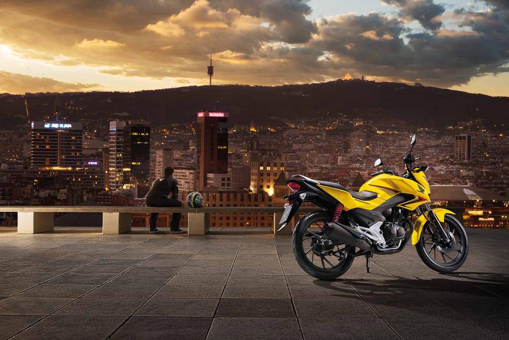 Indulj el ÁLMAID ÚTJÁN! A CB125F ugyanazokat a géneket hordozza, mint a CB500F, a CB650F vagy a bivalyerős CB1000R, így a valódi, élményekkel teli motorozás világába enged belépni.