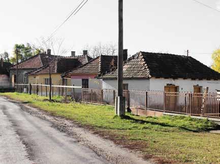 Ezek központjában pedig a templom és az azt körülölelő szépen parkosított nagy zöldfelület.