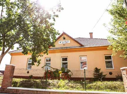 Belterületének közműépítésekor több helyen találtak XV. századi maradványokat. A falu első birtokosa 1435-ben Berzeviczki Pohárnok István volt.