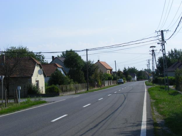 házak sorakoznak rendezetten.