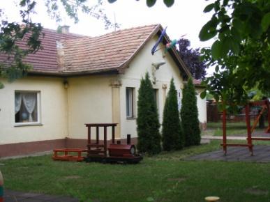 A hivatallal átellenben található az 1999-ben épült Magyarok