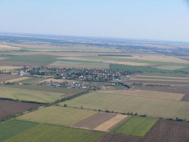 3 Táji értékek Kerekharaszt táji értékek tekintetében a monokultúrás művelésű, mezőgazdasági földterületek dominanciája miatt nem bővelkedik változatos tájképi elemekben.