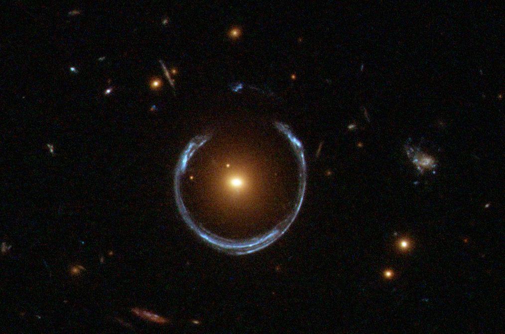 (b) Egy távoli kvazár képe a G2237 + 0305 galaxis torzításában (Hubble űrteleszkóp, 1990. szeptember). (c) Egy távoli galaxis képe az LRG 3-757 galaxis torzításában (Hubble űrteleszkóp, 2011.