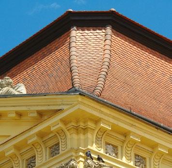 középen rátétes rozetták és füzér hangsúlyoznak.