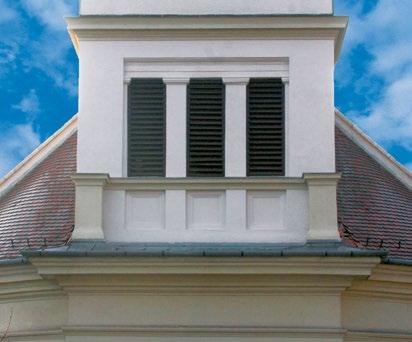 A templombelsőt egyszerű dongaboltozat fedi.