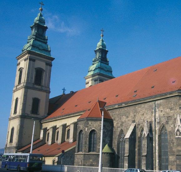 századi román és XV. századi gótikus eredetű. Ez Pest legrégebbi épülete.